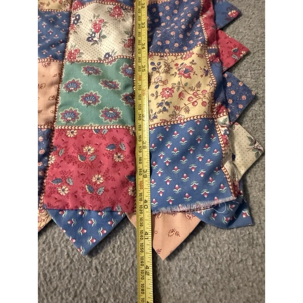 Handmade Patchwork Wall Lap Quilt Scalloped Prairie-Point Edge Cottage Granny